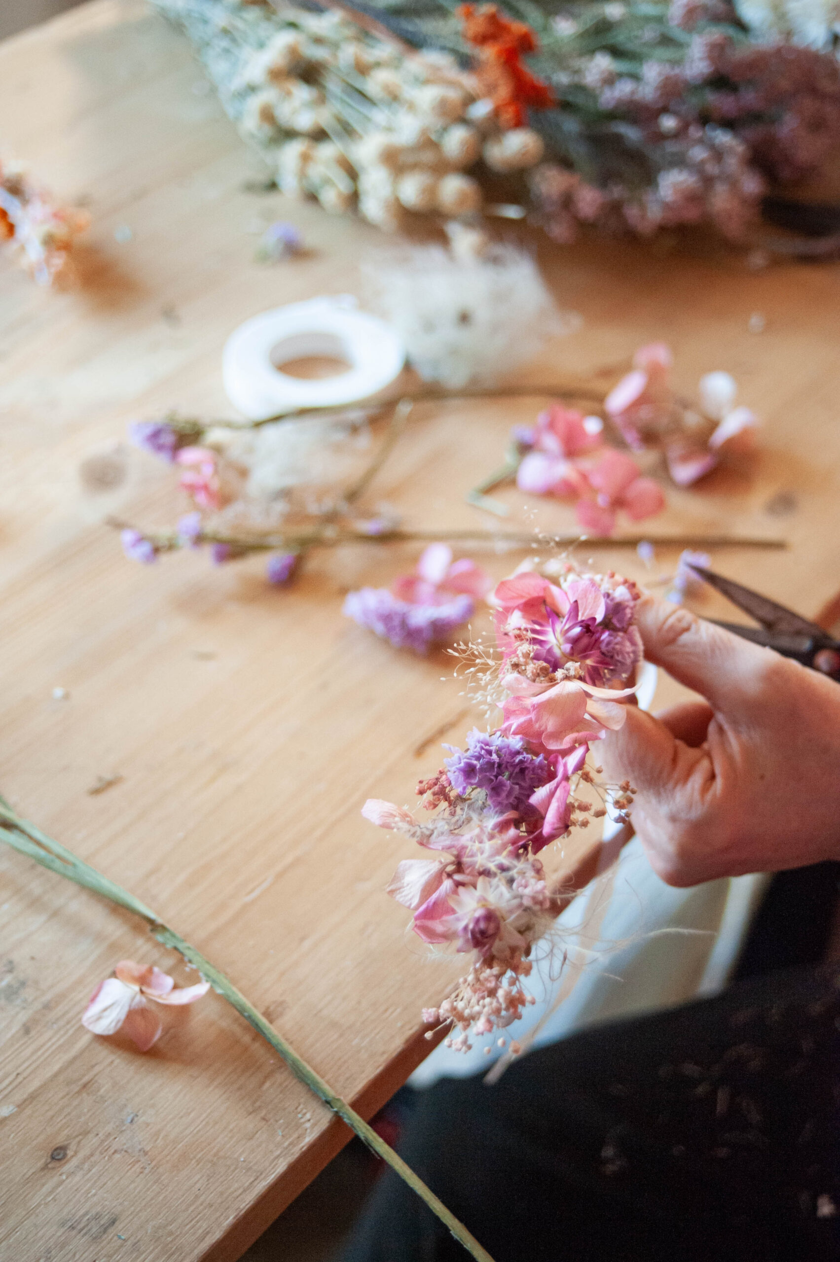 Réalisation d'un bouquet en fleurs séchées dans les couleurs rosées