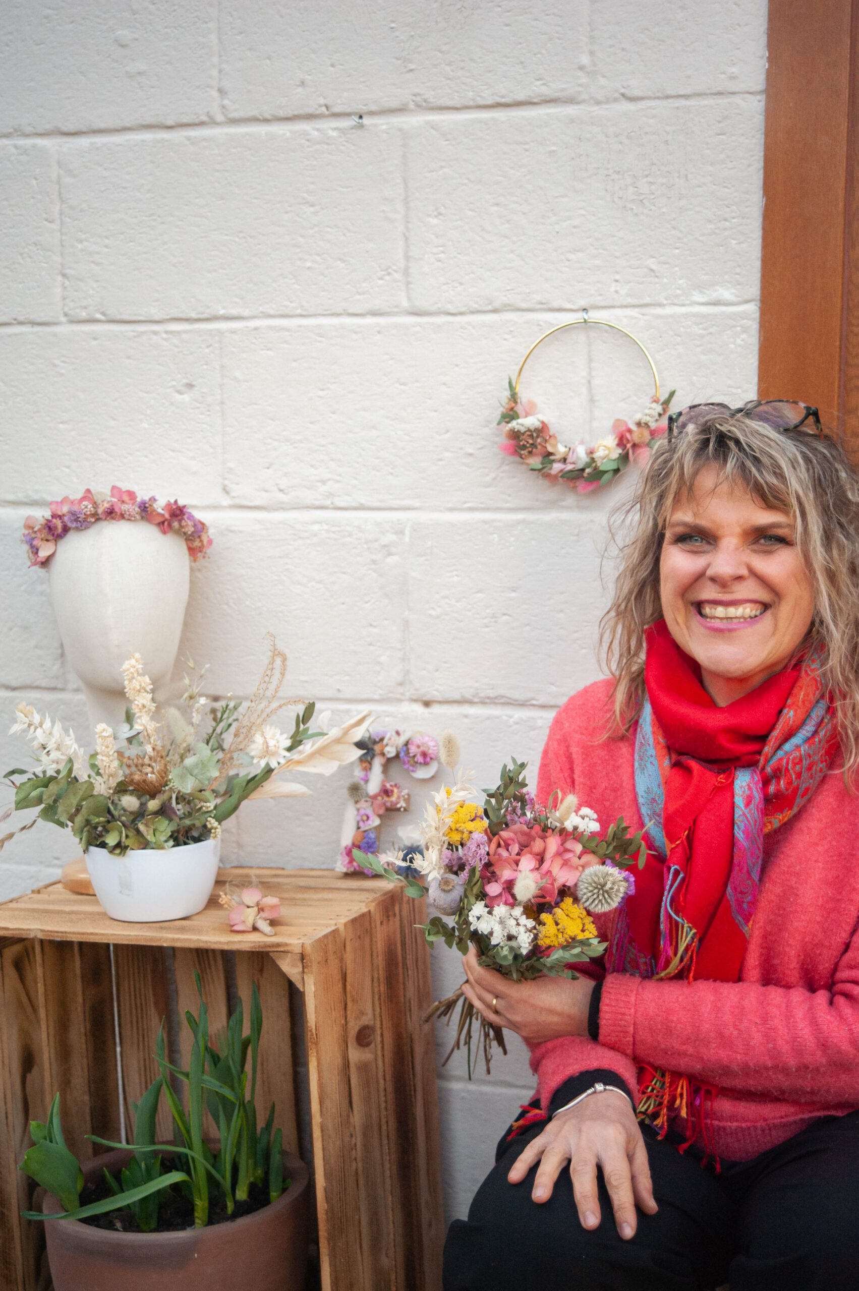 Présentation d'un bouquet en fleurs séchées printanier, d'une couronne, d'une suspension