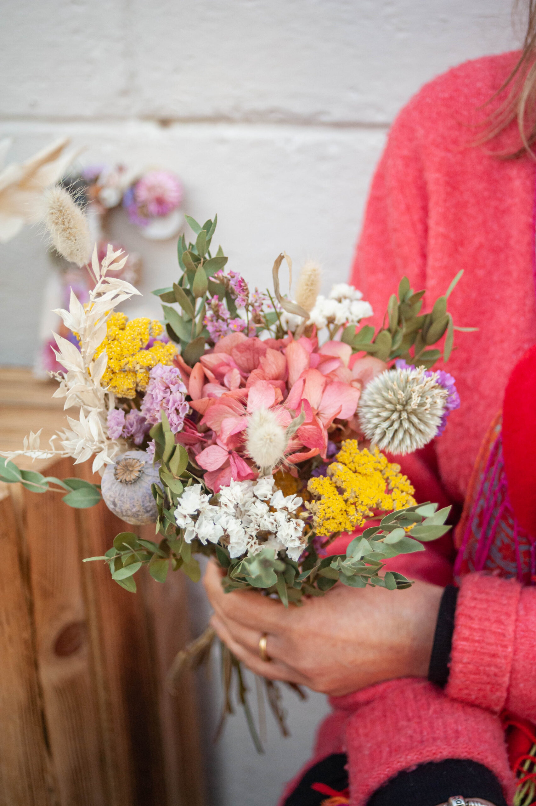 Réalisation d'un bouquet en fleurs séchées pour une invitation à dîner