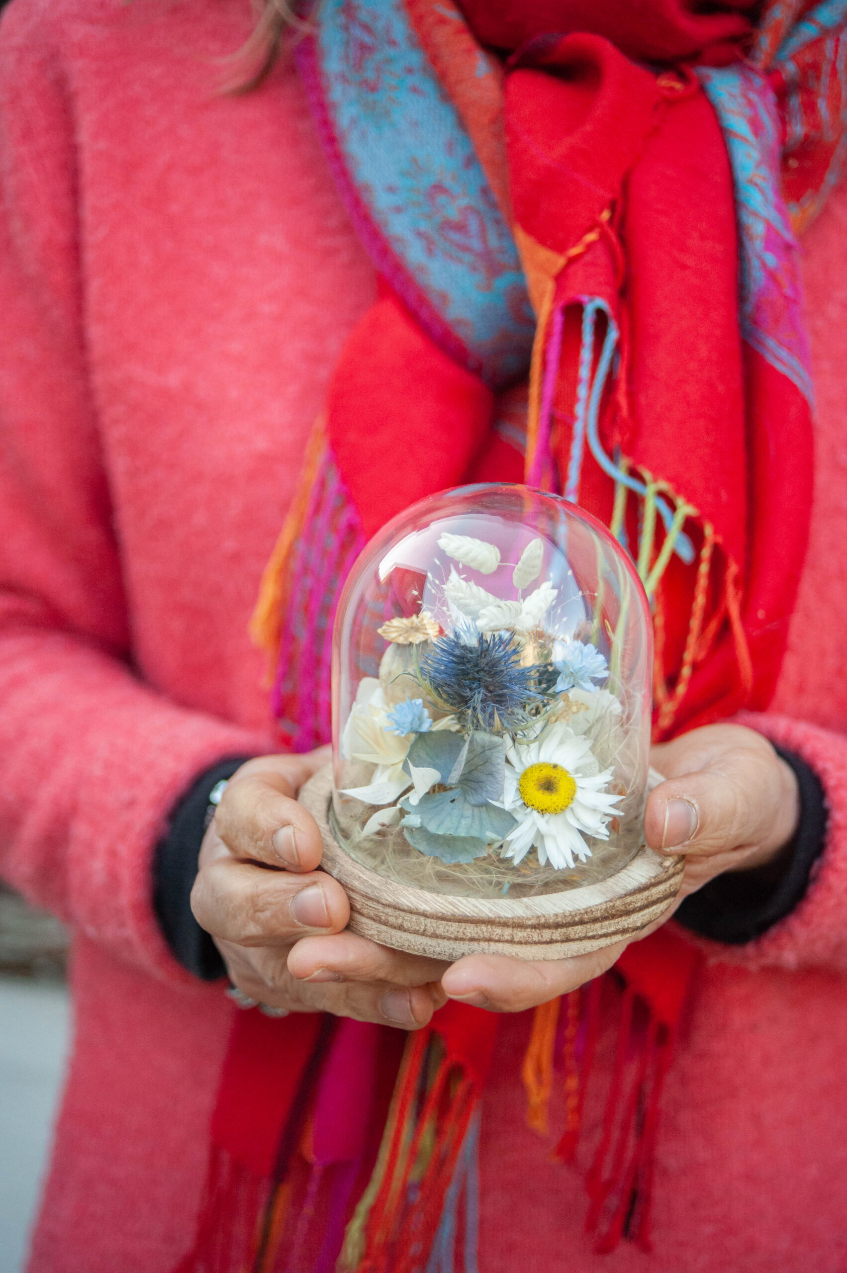 Création d'une cloche en fleurs séchées dans les teintes bleues et blanches