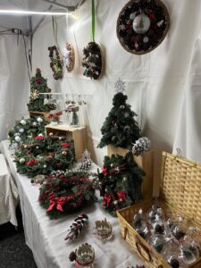 Présentation d'une table sur un marché de Noël avec des créations en fleurs séchées et fleurs fraîches à Vélizy-Villacoublay 78
