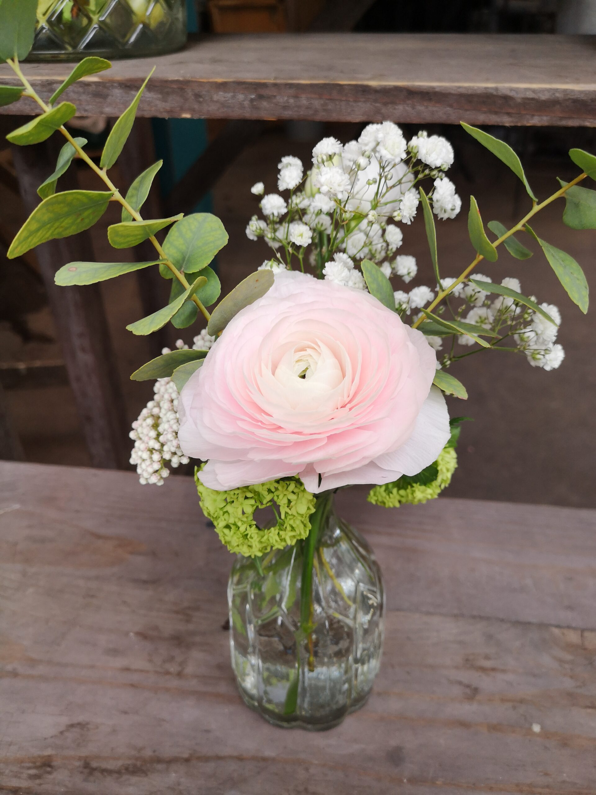 Création de petits centres de table dans les tons pastels