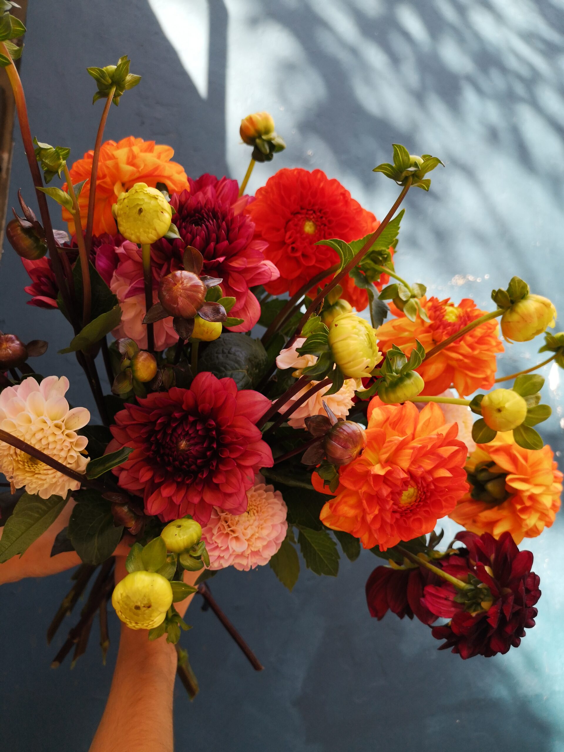 Création d'un bouquet d'été coloré