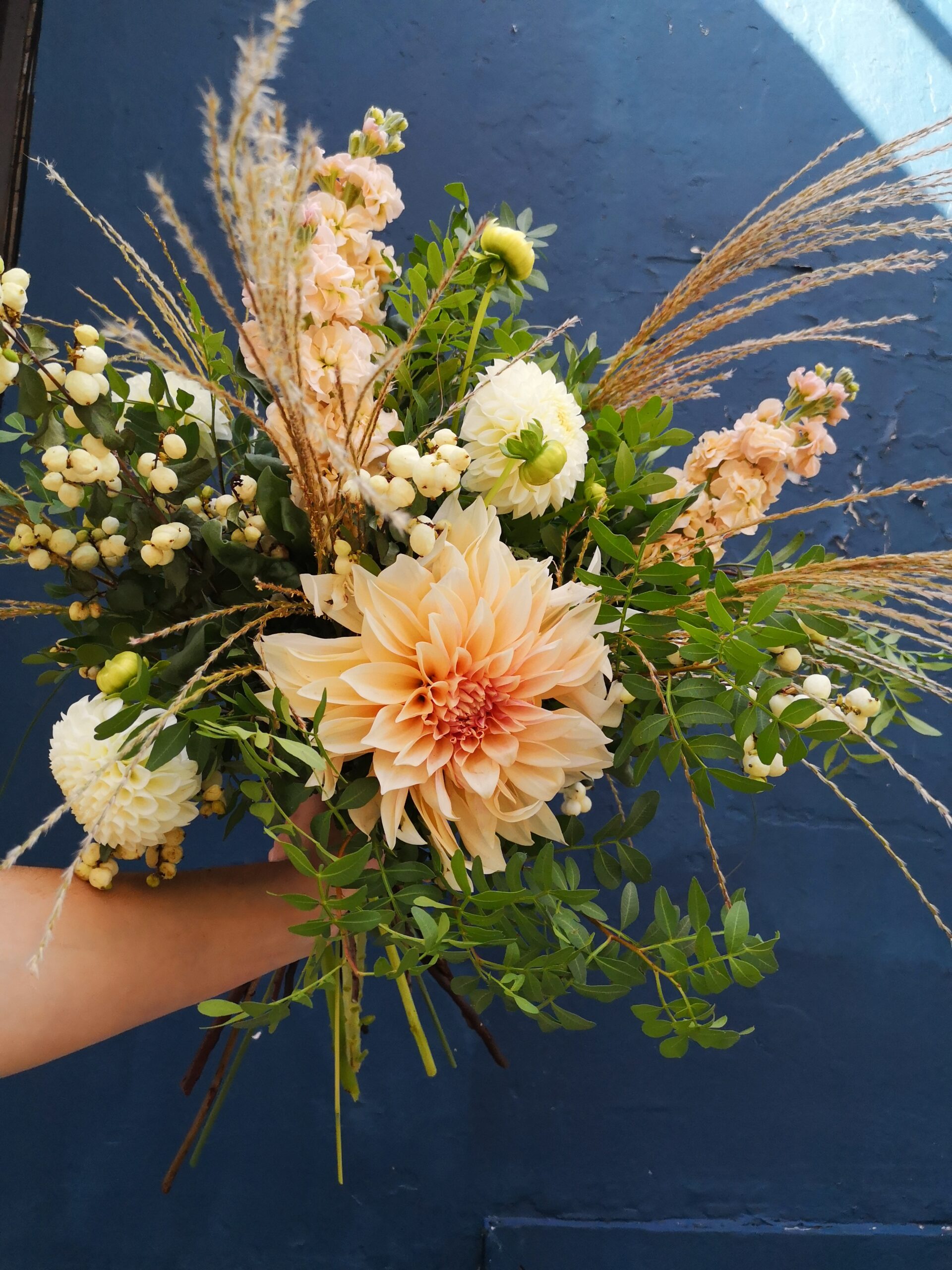 Création d'un bouquet printanier et champêtre dans les teintes claires