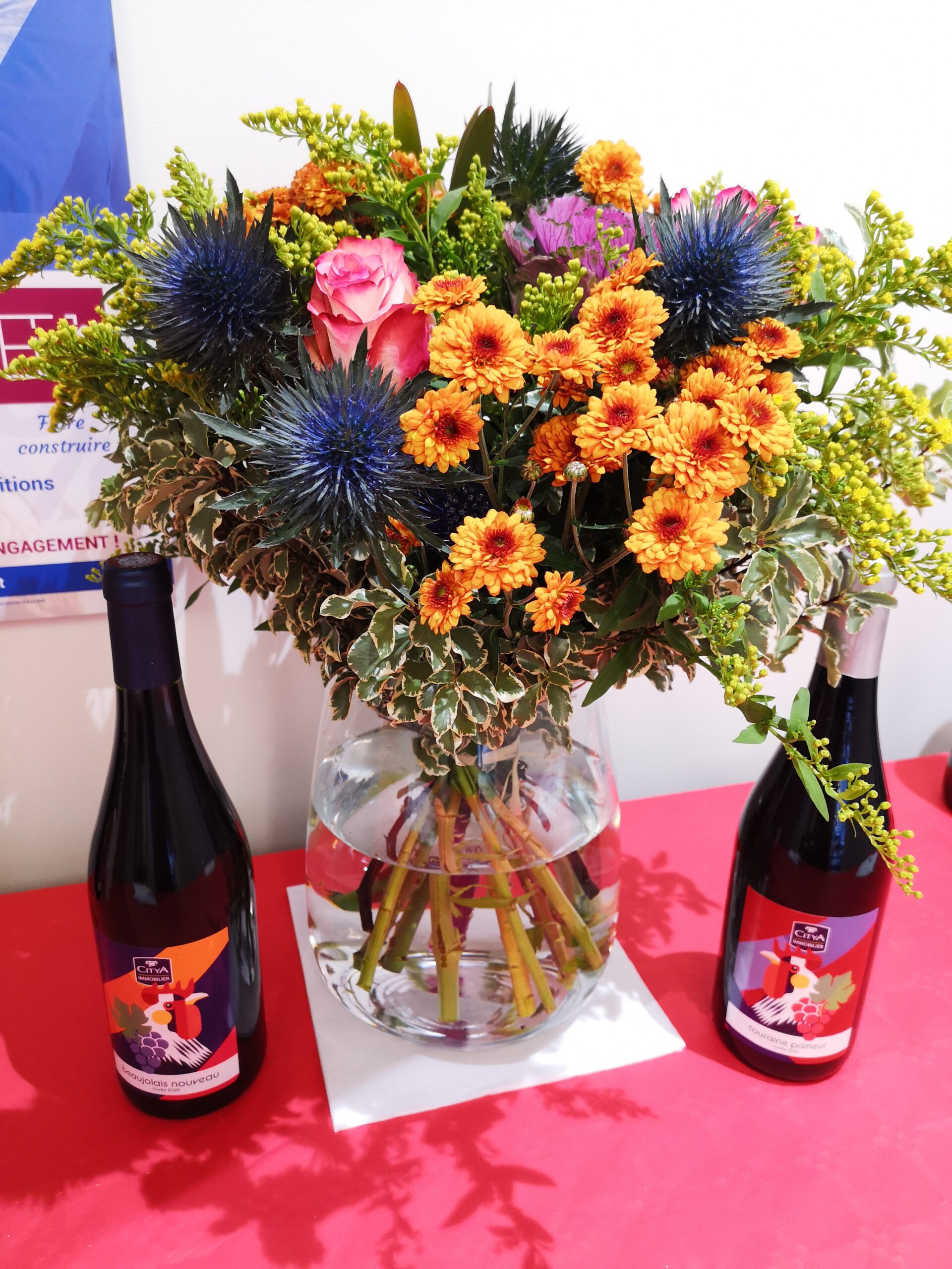 Création de bouquets pour garnir des tables dans le cadre du Beaujolais le 20 novembre