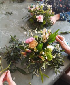Durant un atelier floral réalisé en fleurs fraîches.
