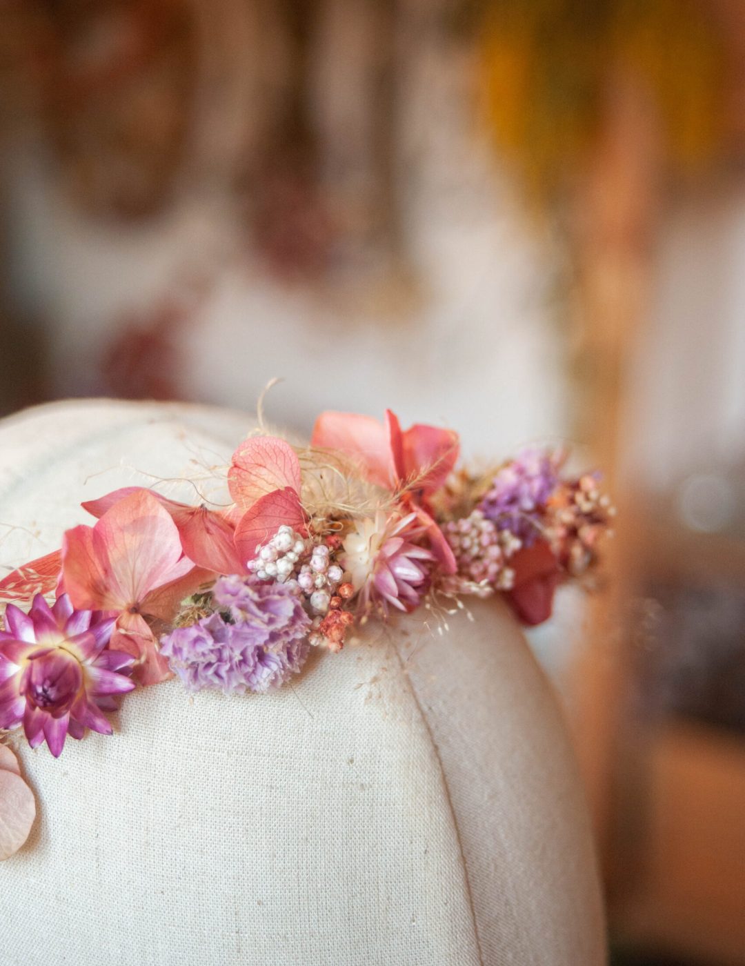 Atelier floral pour des petites fille au cours un anniversaire . Création d'un joli tour de tête en fleurs séchées dans les teiintes roses