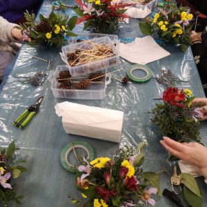 Accessoires et végétaux pour un atelier floral en maison seniors