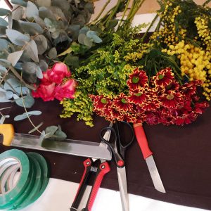 Matériels et exemples de fleurs pour un atelier floral