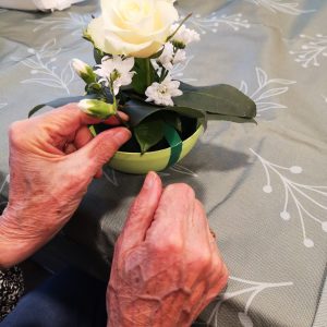 Création d'un bouquet en fleurs fraîches dans un EHPAD dans le 78