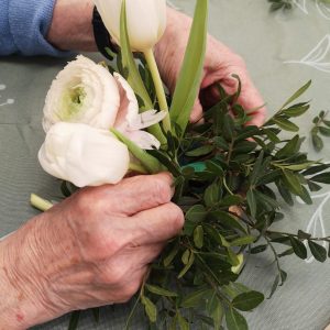 Durant un atelier floral réalisé en fleurs fraîches dans un EHPAD dans le 92