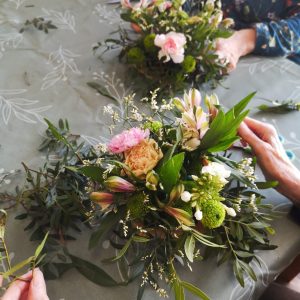 Durant un atelier floral réalisé en fleurs fraîches.